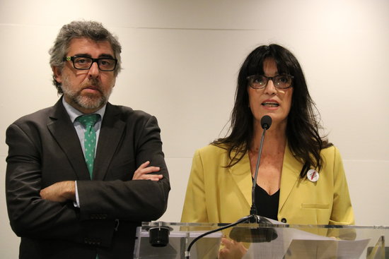 Laywer Jordi Pina and spokesperson for the jailed leaders on hunger strike Pilar Calvo on December 17, 2018 (by Roger Pi de Cabanyes)